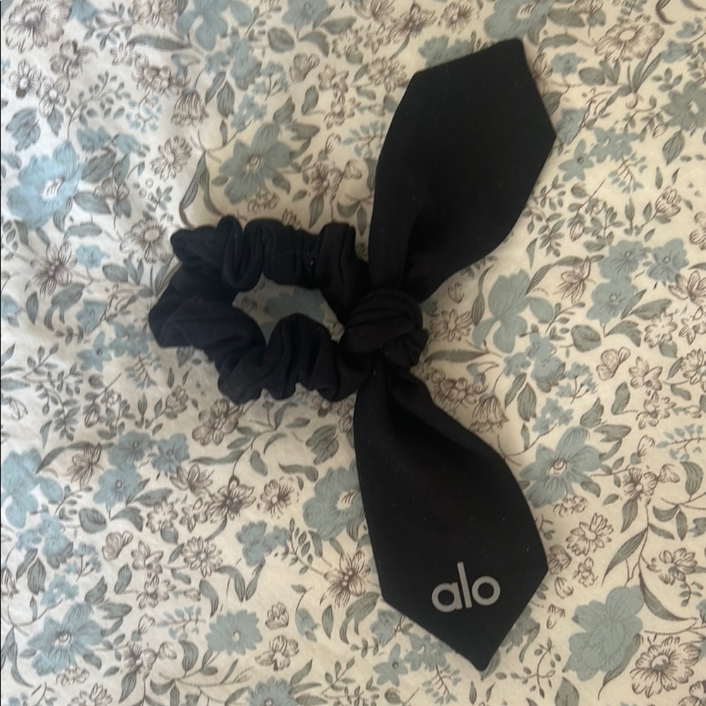 Alo bow scrunchie